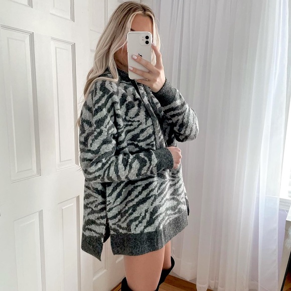 Zara Set - Animal Jacquard Wool and Alpaca Blend Sweatshirt & Pants - Picture 7 of 16